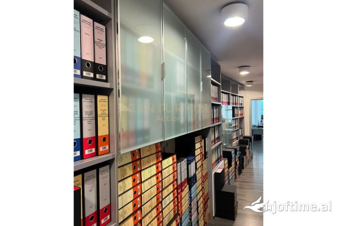 Ambiente Commerciale in Affitto 3+1 a Tirana - 800 Euro