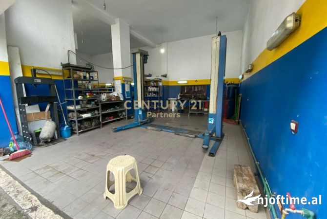 Ambiente Commerciale in Affitto 6+1 a Tirana - 1,000 Euro