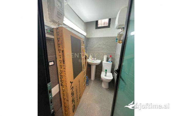 Ambiente Commerciale in Affitto 3+1 a Durazzo - 300 Euro