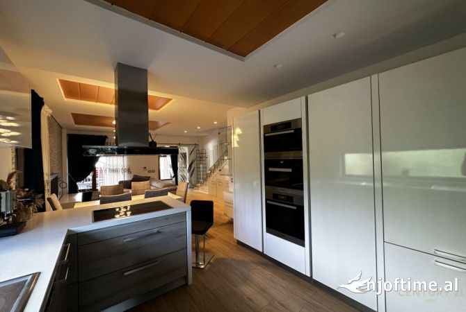 Villa di lusso in vendita a Tirana 3+1, Arredato