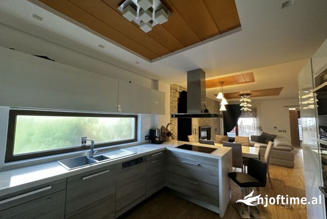 Villa di lusso in vendita a Tirana 3+1, Arredato