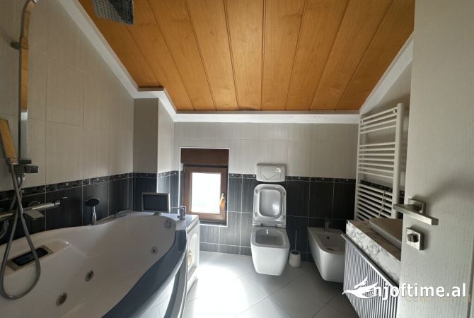 Villa di lusso in vendita a Tirana 3+1, Arredato