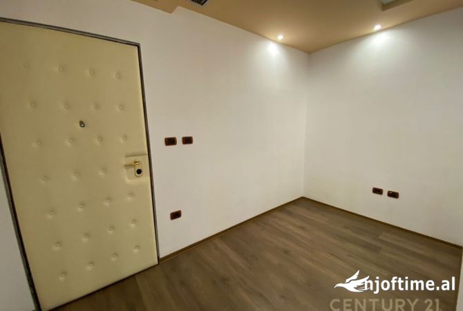 Japim Me Qira Ambient Per Zyra Tek Kullat Binjake!  Tirana, Albania