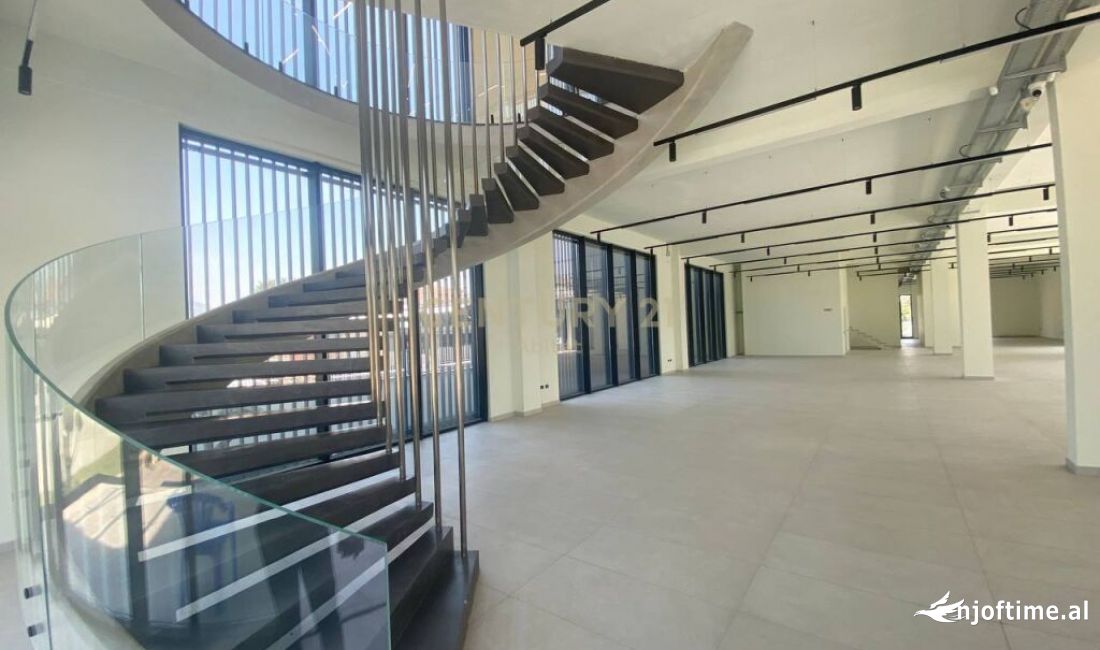 JEPET ME QIRA GODINE MULTIFUNKSIONALE TE CASA ITALIA  Tirana, Albania