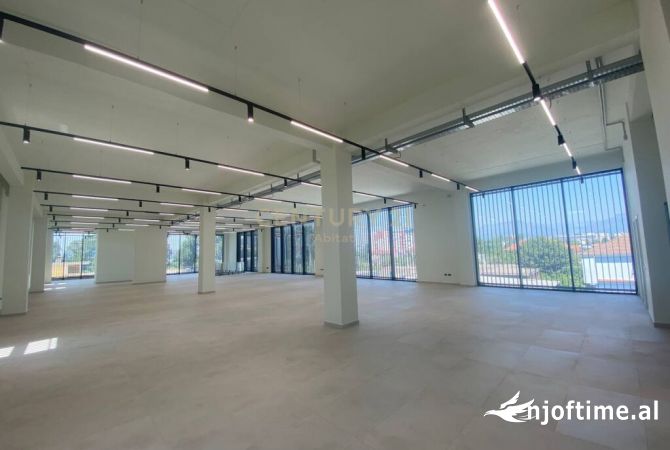 JEPET ME QIRA GODINE MULTIFUNKSIONALE TE CASA ITALIA  Tirana, Albania