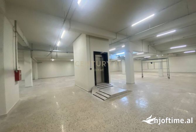 JEPET ME QIRA GODINE MULTIFUNKSIONALE TE CASA ITALIA  Tirana, Albania