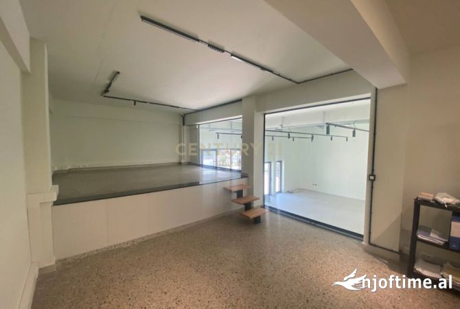 JEPET ME QIRA GODINE MULTIFUNKSIONALE TE CASA ITALIA  Tirana, Albania