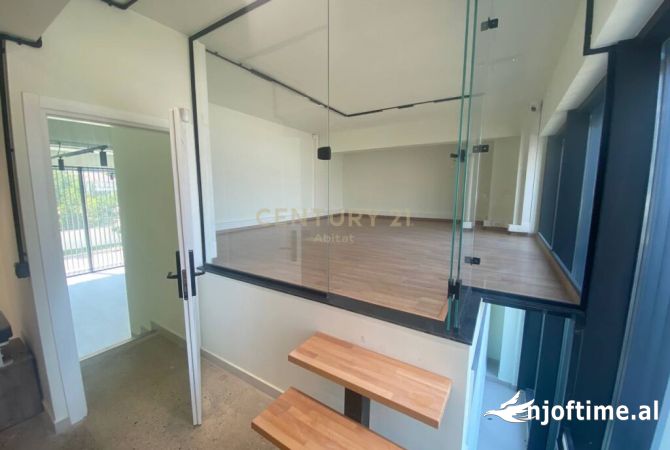 JEPET ME QIRA GODINE MULTIFUNKSIONALE TE CASA ITALIA  Tirana, Albania