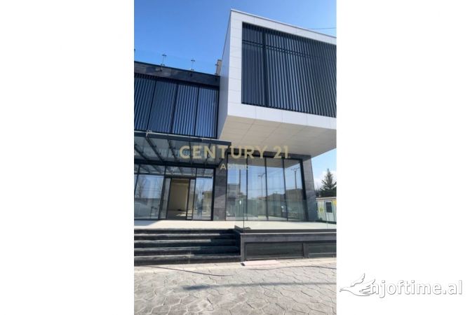 JEPET ME QIRA GODINE MULTIFUNKSIONALE TE CASA ITALIA  Tirana, Albania