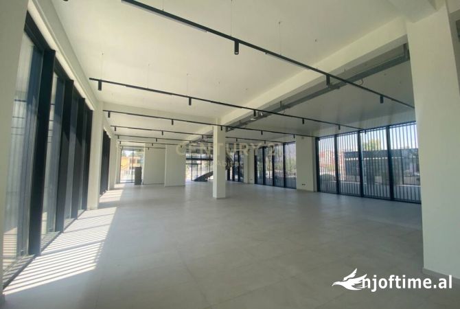 JEPET ME QIRA GODINE MULTIFUNKSIONALE TE CASA ITALIA  Tirana, Albania