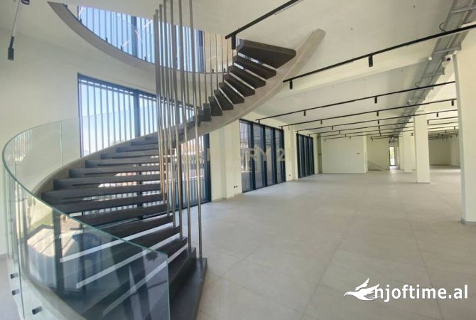 JEPET ME QIRA GODINE MULTIFUNKSIONALE TE CASA ITALIA  Tirana, Albania