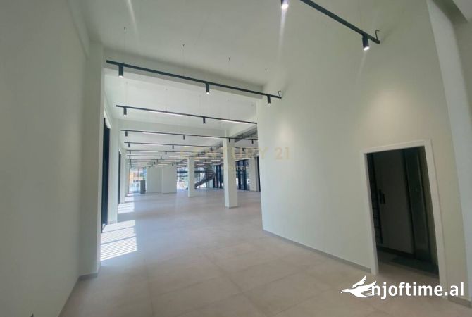 JEPET ME QIRA GODINE MULTIFUNKSIONALE TE CASA ITALIA  Tirana, Albania