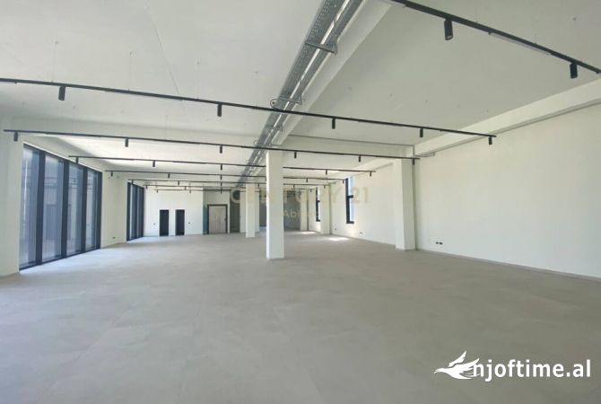 JEPET ME QIRA GODINE MULTIFUNKSIONALE TE CASA ITALIA  Tirana, Albania