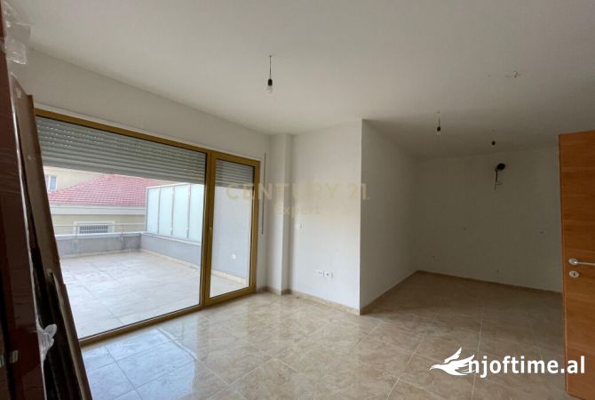 AMBIENT ZYRASH 3+Verande PER QIRA NE ISH BLLOK !!  Rr. Ukraina e Lire Tirana, Albania