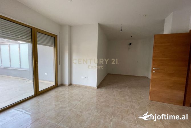 AMBIENT ZYRASH 3+Verande PER QIRA NE ISH BLLOK !!  Rr. Ukraina e Lire Tirana, Albania