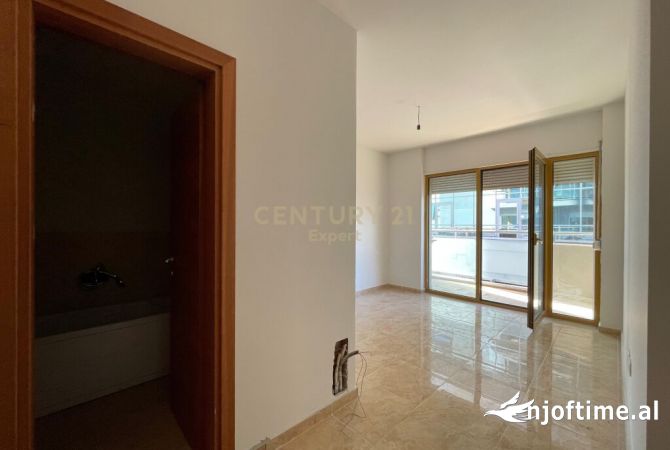 AMBIENT ZYRASH 3+Verande PER QIRA NE ISH BLLOK !!  Rr. Ukraina e Lire Tirana, Albania