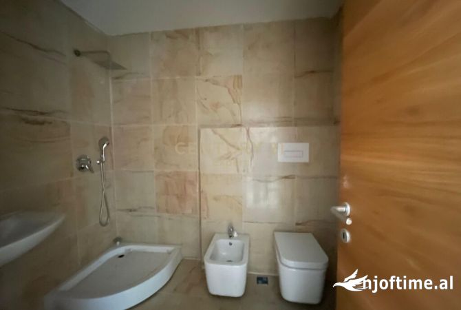 AMBIENT ZYRASH 3+Verande PER QIRA NE ISH BLLOK !!  Rr. Ukraina e Lire Tirana, Albania