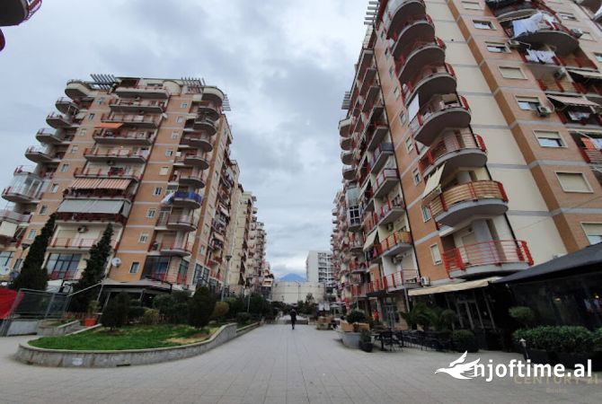 Ambiente Commerciale in Affitto 2+1 a Tirana - 1,700 Euro