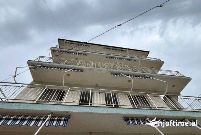 Ambiente Commerciale in Vendita 5+1 a Scutari - 320,000 Euro