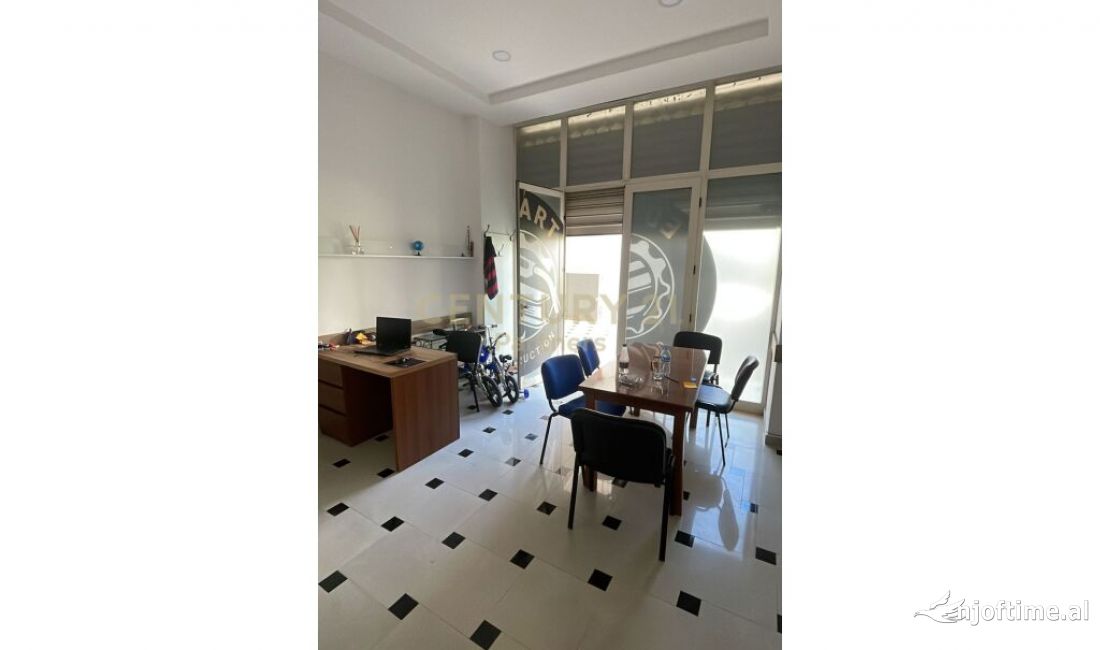 JAPIM ME QIRA AMBIENT KOMERCIAL NE ASTIR, TIRANE