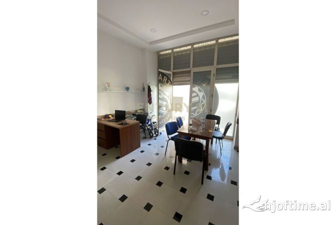 JAPIM ME QIRA AMBIENT KOMERCIAL NE ASTIR, TIRANE