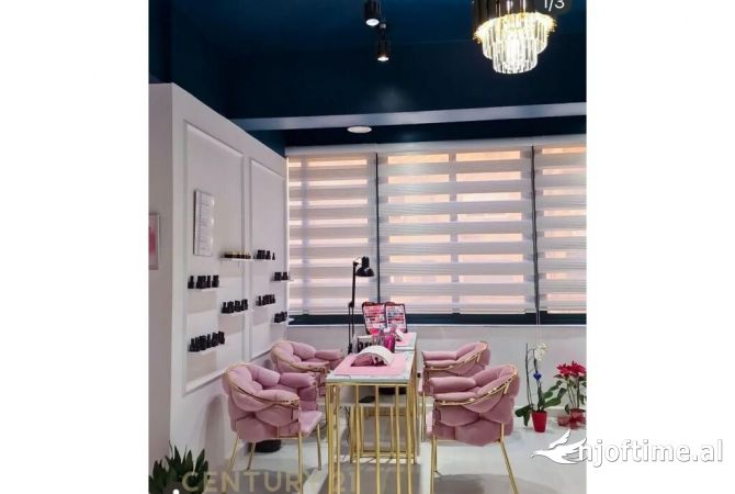 Ambjent i disponueshem per qira ne rrugen Myslym Shyri, me akses te menjehershem ne rrugen kryesore.