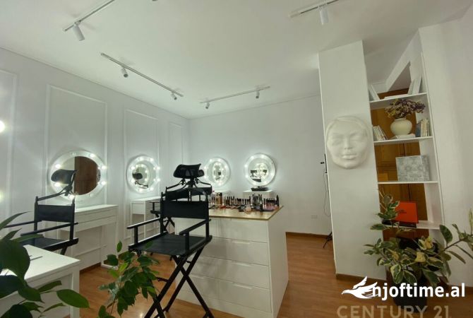 Ambiente Commerciale in Vendita 3+1 a Tirana - 80,000 Euro