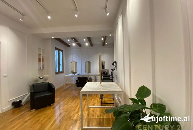 Ambiente Commerciale in Vendita 3+1 a Tirana - 80,000 Euro