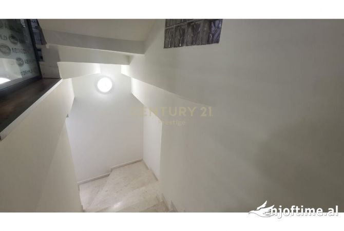 Okazion - OBJEKT SHERBIMI 4 KATESH NE SHITJE E VENDOSUR TEK RRUGA BARRIKADAVE, TIRANE