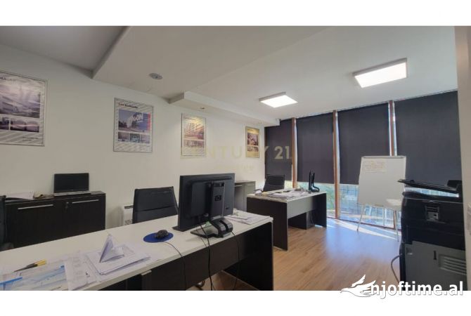 Okazion - OBJEKT SHERBIMI 4 KATESH NE SHITJE E VENDOSUR TEK RRUGA BARRIKADAVE, TIRANE