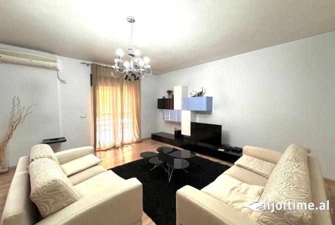 JEPET SUPER APARTAMENT PER QIRA PRANE QENDRES! 900 € /Muaj