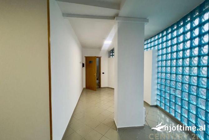 JAPIM ME QIRA AMBIENT ZYRASH PRANE QENDRES! 500 € /Muaj