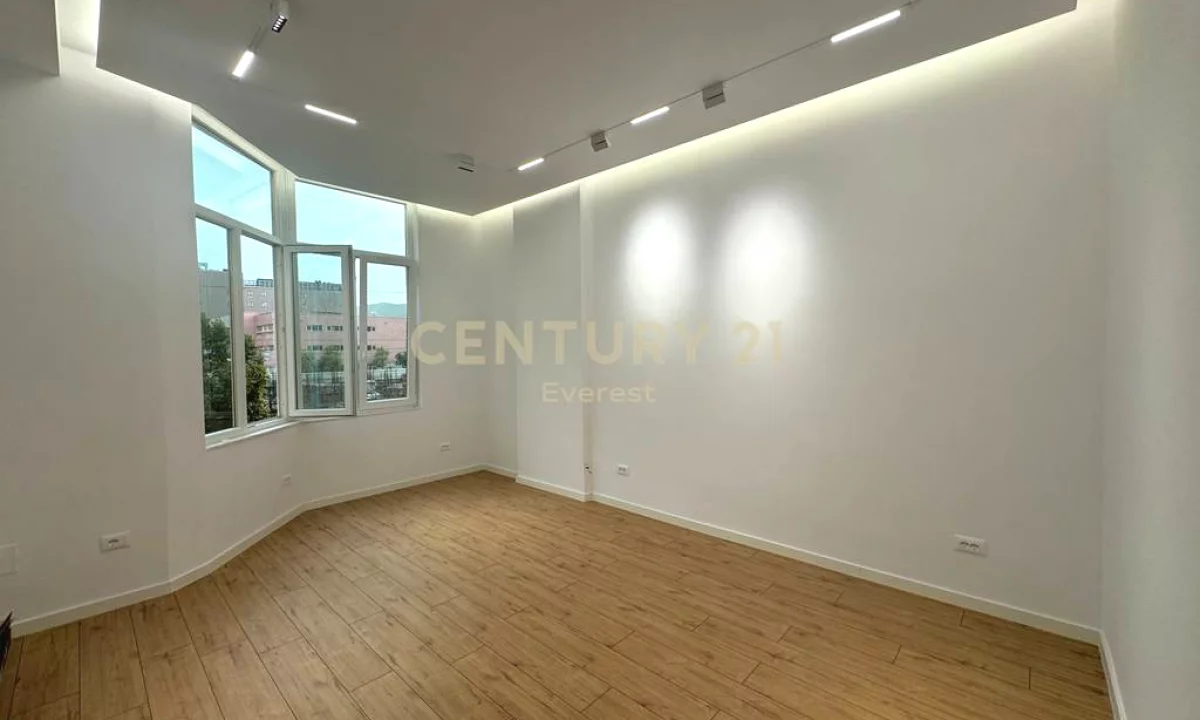 Shtepi ne shitje Apartament ne Tirane, Garsoniere, Mobilimi Bosh, pa mobiluar, Pagesa 98,000  Euro.