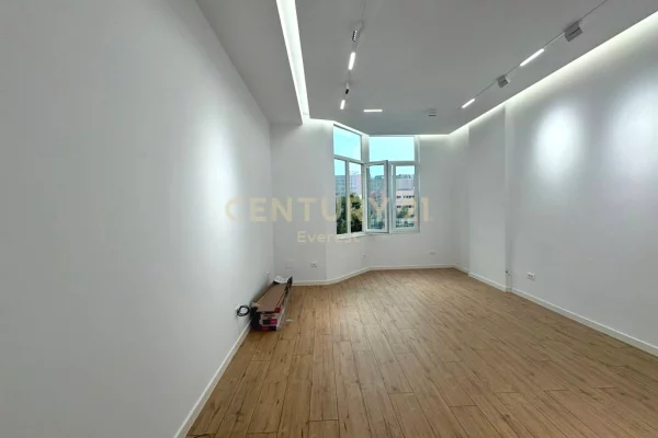 Shtepi ne shitje Apartament ne Tirane, Garsoniere, Mobilimi Bosh, pa mobiluar, Pagesa 98,000  Euro.