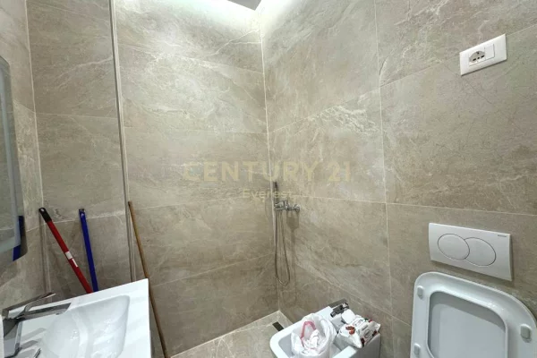 Shtepi ne shitje Apartament ne Tirane, Garsoniere, Mobilimi Bosh, pa mobiluar, Pagesa 98,000  Euro.