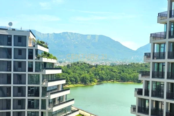 Shitet Apartament 3+1 me Verandë + 2 Poste Parkimi në Lake View Residences e mobiluar