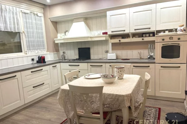 Villa di lusso in vendita a Tirana 6+1, Arredato