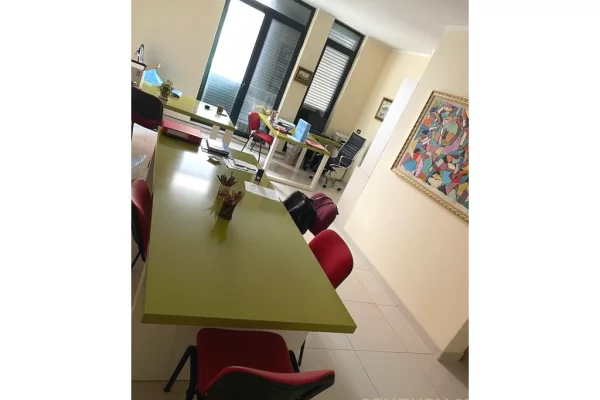 Zyrë me Qira – Pranë Liceut Artistik, Tiranë