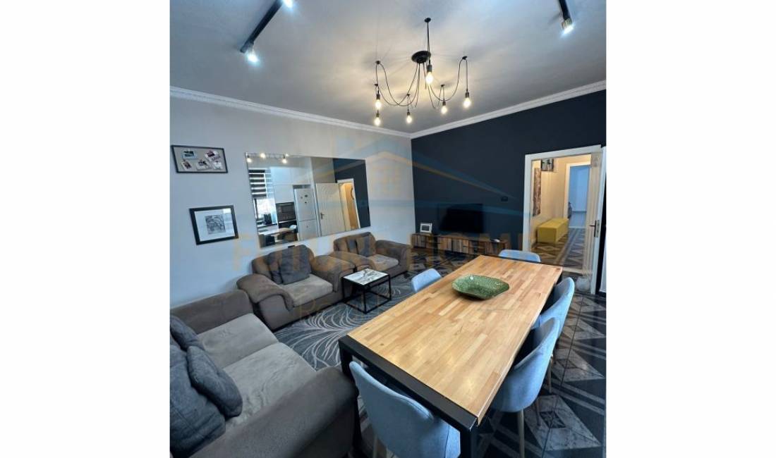 Shtepi me qera Apartament ne Tirane, 3+1, Mobilimi E mobiluar, Pagesa 700  Euro.
