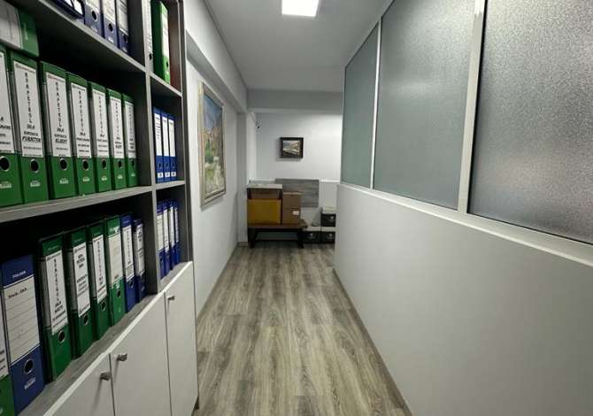 Ambiente Commerciale in Affitto 1+1 a Tirana - 1,200 Euro