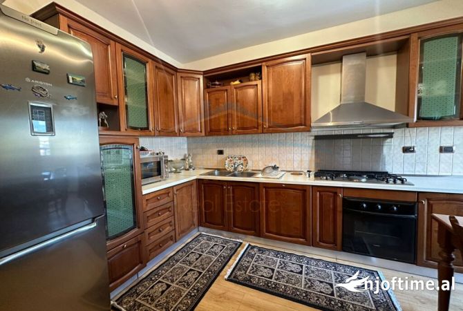 Shtepi me qera Apartament ne Tirane, 2+1, Mobilimi E mobiluar, Pagesa 700  Euro.
