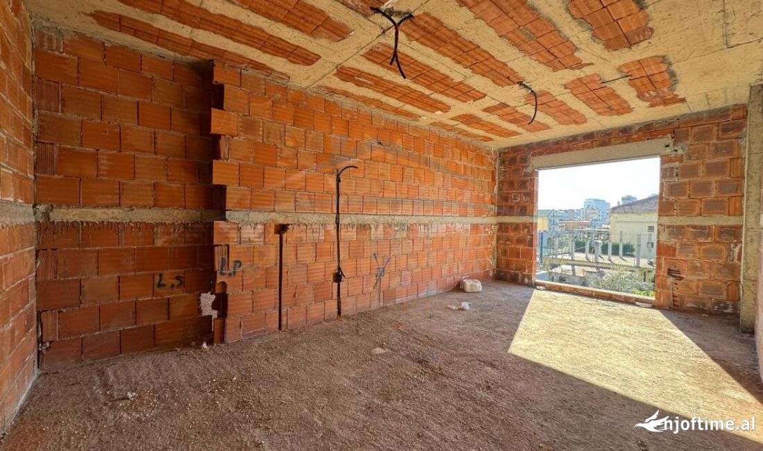 Shtepi ne shitje Apartament ne Tirane, 2+1, Mobilimi Bosh, pa mobiluar, Pagesa 73,000  Euro.