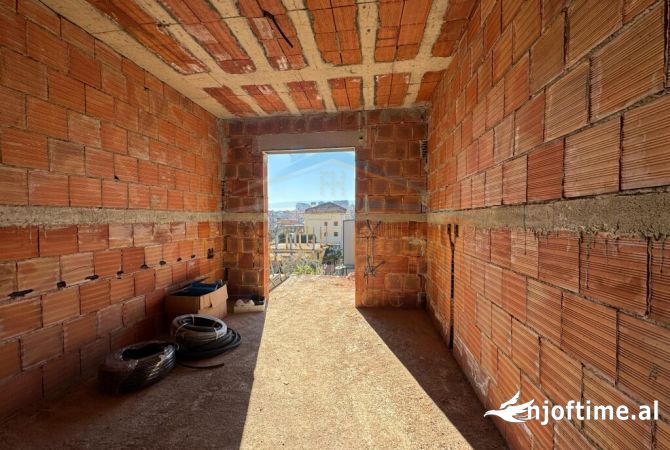 Shtepi ne shitje Apartament ne Tirane, 2+1, Mobilimi Bosh, pa mobiluar, Pagesa 73,000  Euro.