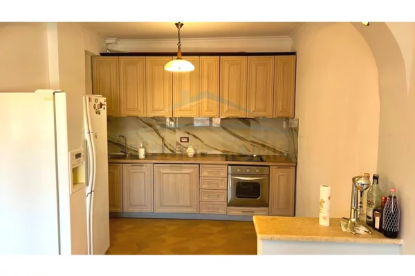 Shtepi ne shitje Apartament ne Tirane, 2+1, Mobilimi Pjeserisht e mobiluar, Pagesa 15,000,000  Leke.