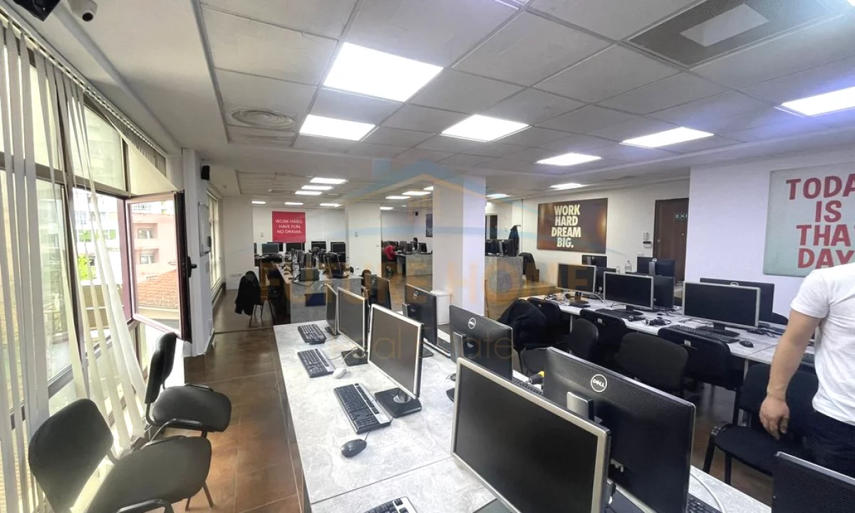 Qira, Ambient biznesi, Rruga e Barrikadave, Tirane.