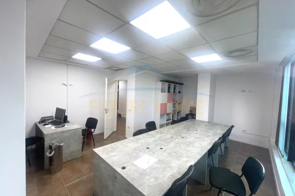 Qira, Ambient biznesi, Rruga e Barrikadave, Tirane.