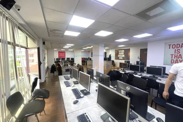 Ambient biznesi me qera 3+1 ne Tirane - 350,000 Leke