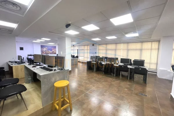 Qira, Ambient biznesi, Rruga e Barrikadave, Tirane.