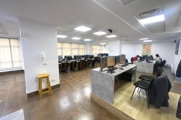 Qira, Ambient biznesi, Rruga e Barrikadave, Tirane.
