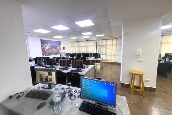 Qira, Ambient biznesi, Rruga e Barrikadave, Tirane.